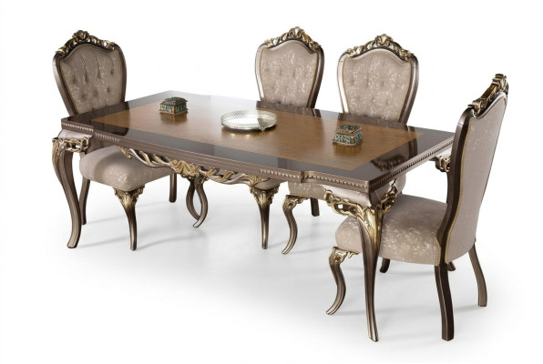 Klassieke eettafel van massief hout met uitgebreide versieringen