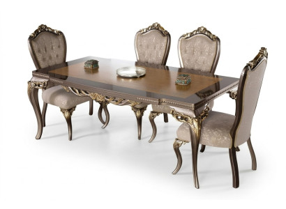 Klassieke eettafel van massief hout met uitgebreide versieringen
