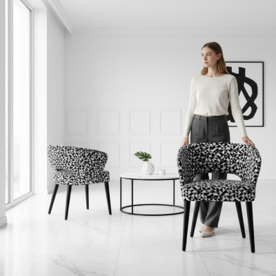 Oorspronkelijke zwarte en witte houten en stoffen stoel voor de woonkamer.