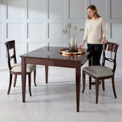 Elegante eettafel met stoelen in donkerbruine kleur met glanzend oppervlak