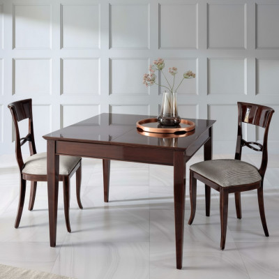 Elegante eettafel met stoelen in donkerbruine kleur met glanzend oppervlak