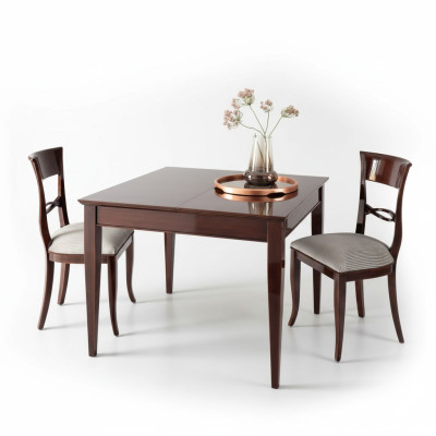 Elegante eettafel met stoelen in donkerbruine kleur met glanzend oppervlak