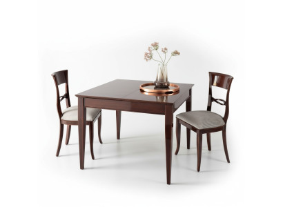 Elegante eettafel met stoelen in donkerbruine kleur met glanzend oppervlak