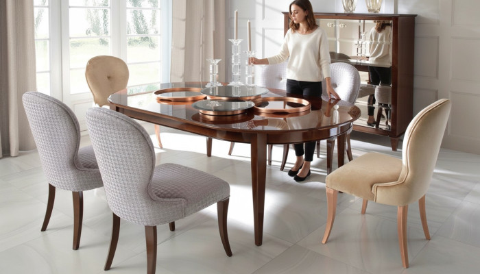 Moderne eettafel van hout met stoelen voor de eetkamer