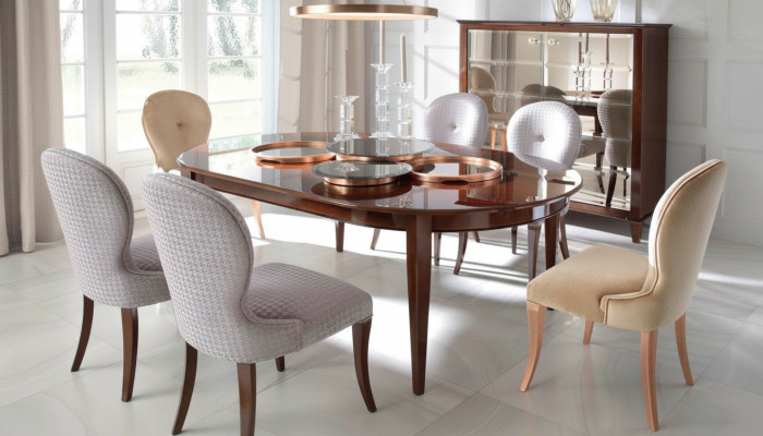 Moderne eettafel van hout met stoelen voor de eetkamer