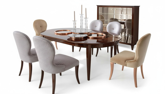 Moderne eettafel van hout met stoelen voor de eetkamer