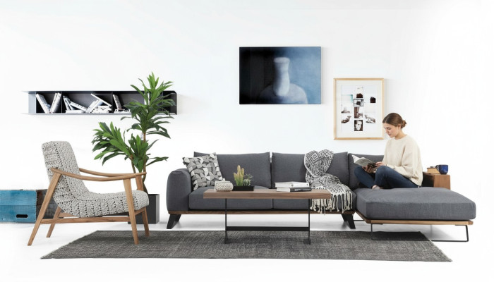 Woonkamer hoekbank L-vorm bankstel stof grijs modern design.