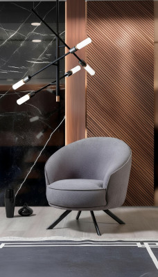Moderne grijze fauteuil met roestvrijstalen poten, stoffen bekleding van polyester, en geschikt voor één persoon.