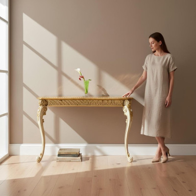 Console tafel in landelijke stijl met klassieke telefoontafels en gouden gesneden poten.