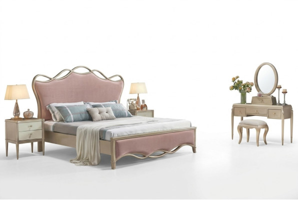 Stijlvol tweepersoonsbed in adembenemende roze kleur met twee nachtkastjes.