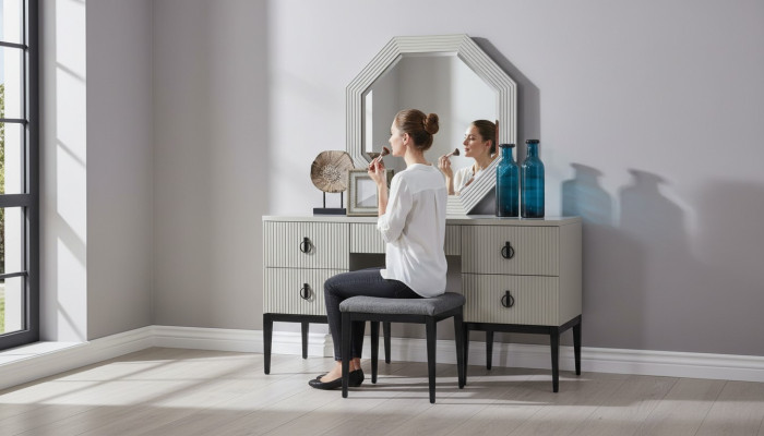 Toilettafel met spiegel Grijze slaapkamerontwerp Consolekruk Nieuw