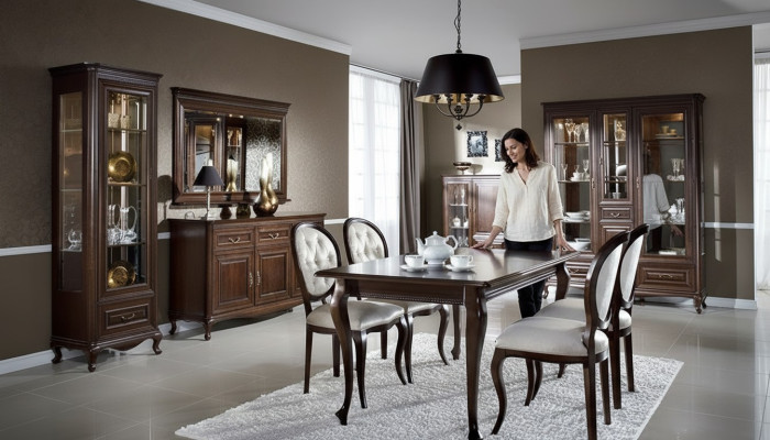 9-delige eetkamerset: tafel, dressoir, spiegel, vitrinekast.