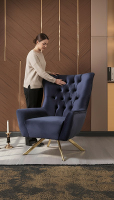 Luxe blauwe Chesterfield fauteuil met fluwelen bekleding voor de woonkamer