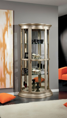 Klassieke vitrinekast met glazen front, houten behuizing, luxe bruin voor in de woonkamer.
