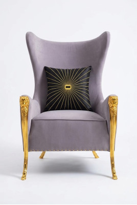 Luxe fauteuil met decoratieve elementen en vergulde poten