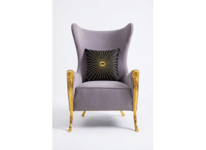 Luxe fauteuil met decoratieve elementen en vergulde poten