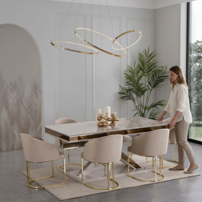 Eetkamer set met eettafel en 4 stoelen met leuningen.