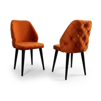 Gevoerde houten stoel oranje Chesterfield op zwarte poten de eetkamer.