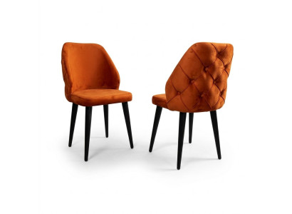 Gevoerde houten stoel oranje Chesterfield op zwarte poten de eetkamer.
