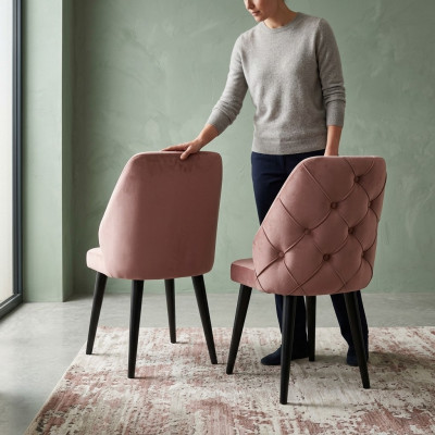 Houten gestoffeerde stoel beige rugleuning Chesterfield zwarte poten Eetkamer.