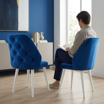 Houten gestoffeerde stoel met blauwe Chesterfield rugleuning op witte poten Eetkamer.
