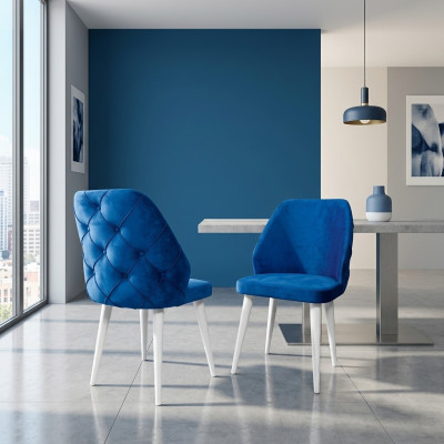 Houten gestoffeerde stoel met blauwe Chesterfield rugleuning op witte poten Eetkamer.
