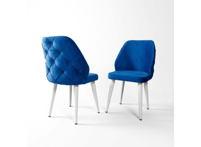 Houten gestoffeerde stoel met blauwe Chesterfield rugleuning op witte poten Eetkamer.