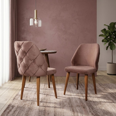 Houten gestoffeerde stoel met beige Chesterfield-rugleuning op houten poten voor eetkamer