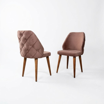 Houten gestoffeerde stoel met beige Chesterfield-rugleuning op houten poten voor eetkamer