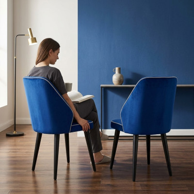 Compacte, zachte houten kruk op zwarte poten voor de eetkamer.
