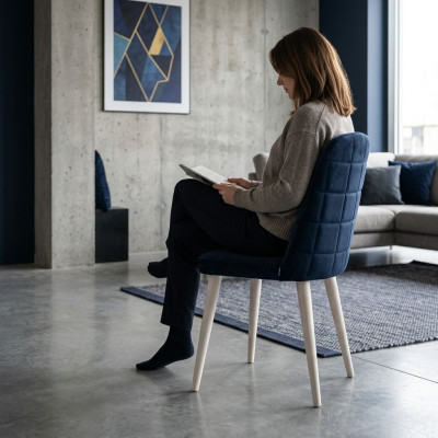 Heldergroene stoel op zwarte houten poten met een zachte rug voor de eetkamer.