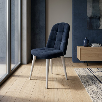 Heldergroene stoel op zwarte houten poten met een zachte rug voor de eetkamer.