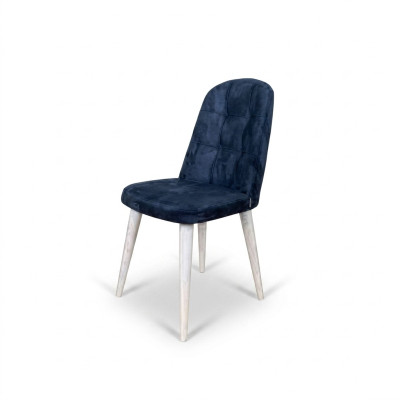 Heldergroene stoel op zwarte houten poten met een zachte rug voor de eetkamer.