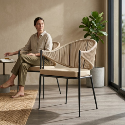 Beige stoel, éénzits gestoffeerde meubels, eetkamerstoelen met roestvrijstalen elementen.