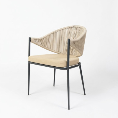 Beige stoel, éénzits gestoffeerde meubels, eetkamerstoelen met roestvrijstalen elementen.