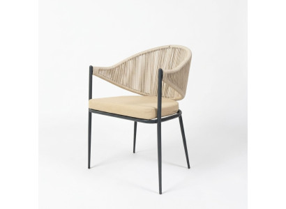 Beige stoel, éénzits gestoffeerde meubels, eetkamerstoelen met roestvrijstalen elementen.
