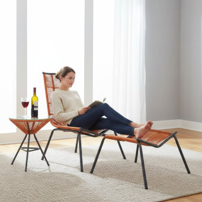 Modern set voor in je tuin bestaande uit een stoel, een poef en een bijzettafel.