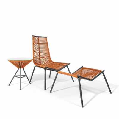 Modern set voor in je tuin bestaande uit een stoel, een poef en een bijzettafel.