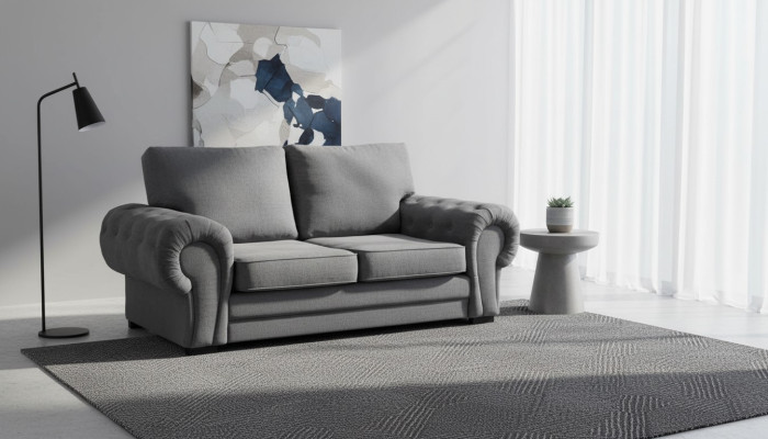 Grijze woonkamer bank bekleding meubels tweezits banken bankstellen stof textiel.
