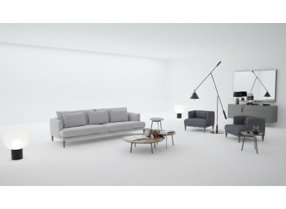 Grote woonkamerset met driezitsbank, fauteuil en salontafels. Grijze houten meubels.