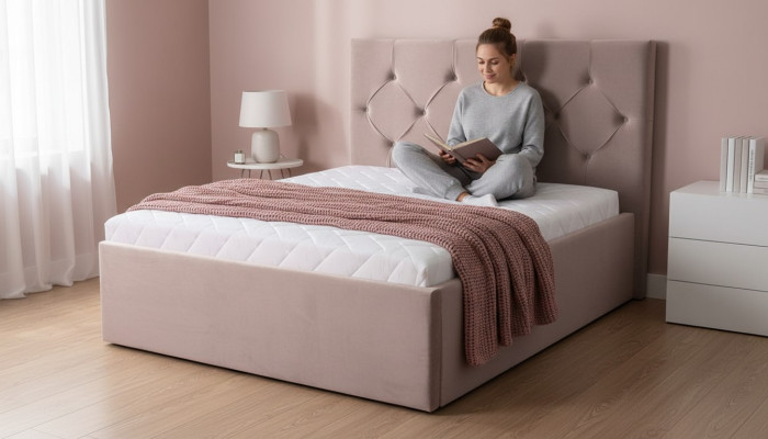 Luxe slaapkamer bed dubbel bed textielbed stoffen bedden meubels inrichting