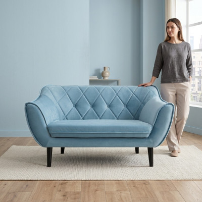 Comfortabele, zachte 2-zitsbank met luxe bekleding in een zachtblauwe kleur.