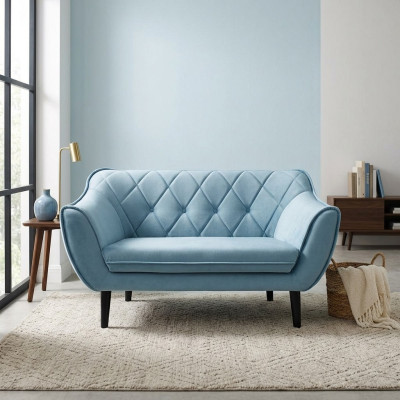 Comfortabele, zachte 2-zitsbank met luxe bekleding in een zachtblauwe kleur.