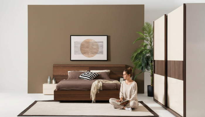 Stijlvol modern bed met twee nachtkastjes van natuurlijk hout