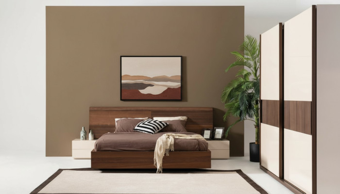 Stijlvol modern bed met twee nachtkastjes van natuurlijk hout