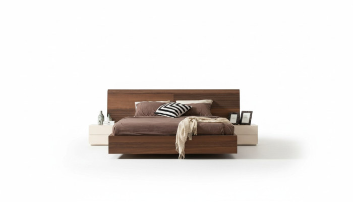 Stijlvol modern bed met twee nachtkastjes van natuurlijk hout
