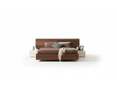 Stijlvol modern bed met twee nachtkastjes van natuurlijk hout