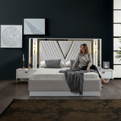 2-slaapkamerbed met gouden versieringen en bijpassende nachtkastjes