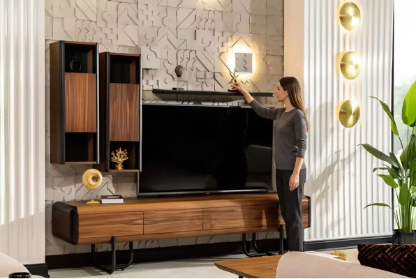 Een prachtige televisiekast met wandplanken in loftstijl die een stijlvolle uitstraling aan uw woonkamer geeft.