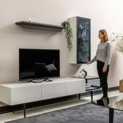Een onvergelijkbare tv-kast en planken in minimalistische stijl.